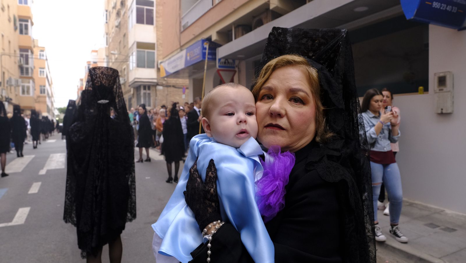 La Procesión de Los Ángeles de sobrepuso a la lluvia, en imágenes