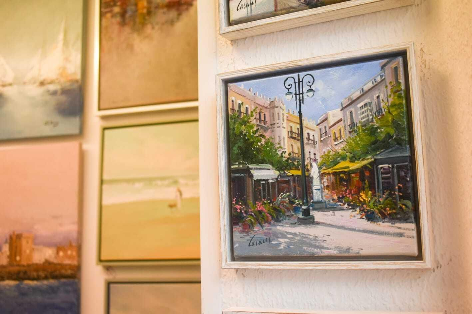 La plaza de las Flores. Uno de los epicentros de la ciudad, con sus puestos de flores, Casaus retrata la alegría de este entorno en un cuadro sencillo y elegante de 25x25, con un precio de 85 euros.