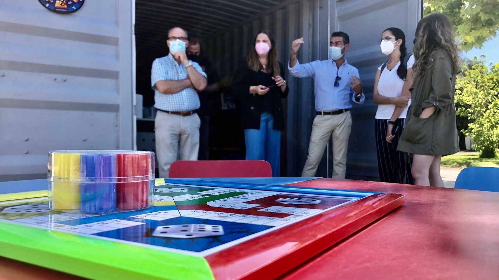 Los responsables municipales, delante del contenedor que almacena el material.