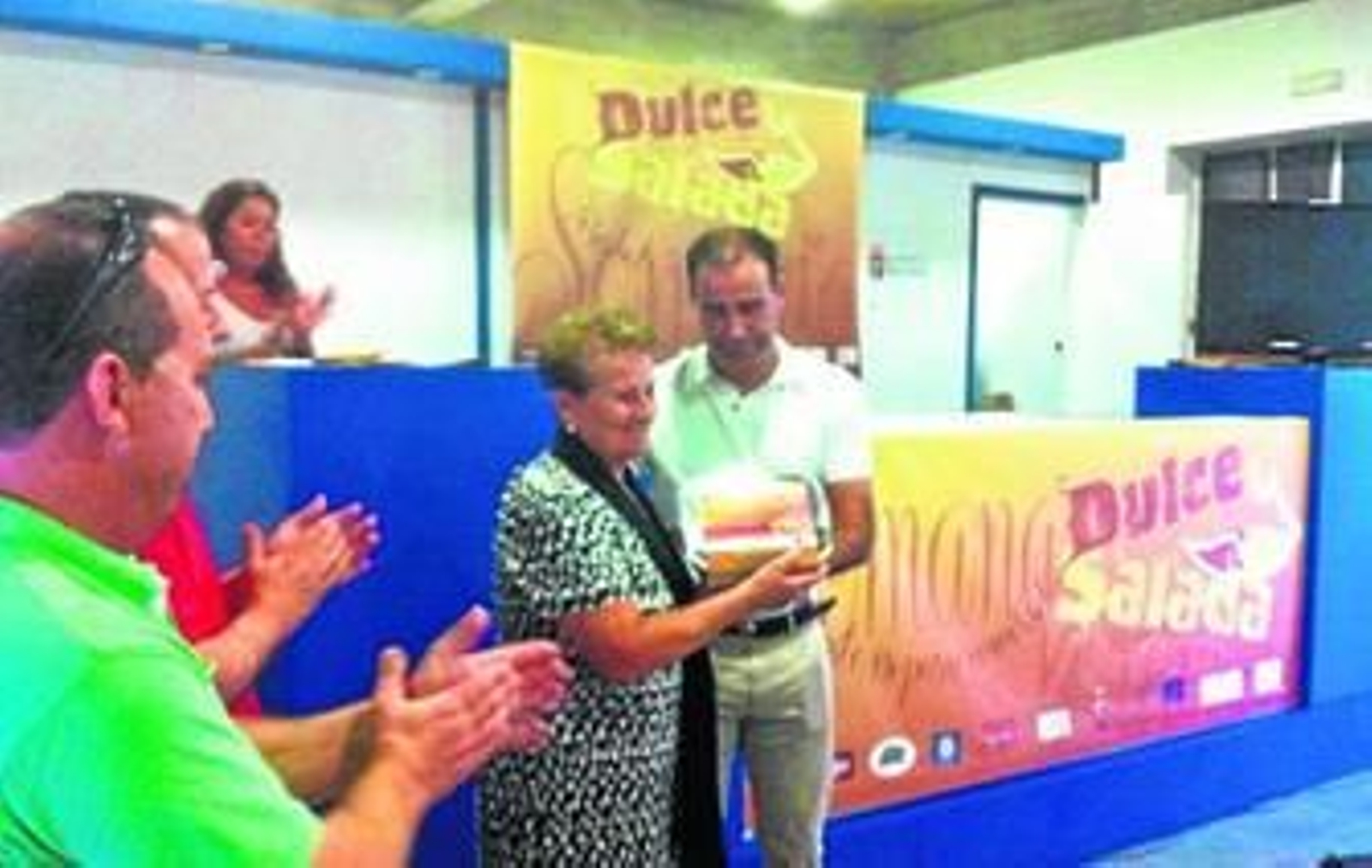 Familiares de Diego Pacheco recogieron una placa de reconocimiento por parte del Ayuntamiento barbateño.