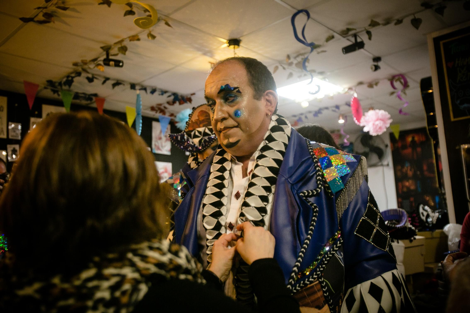 La comparsa de Juan Carlos Aragón "la gaditaníssima", preparándose para su actuación en el Falla.