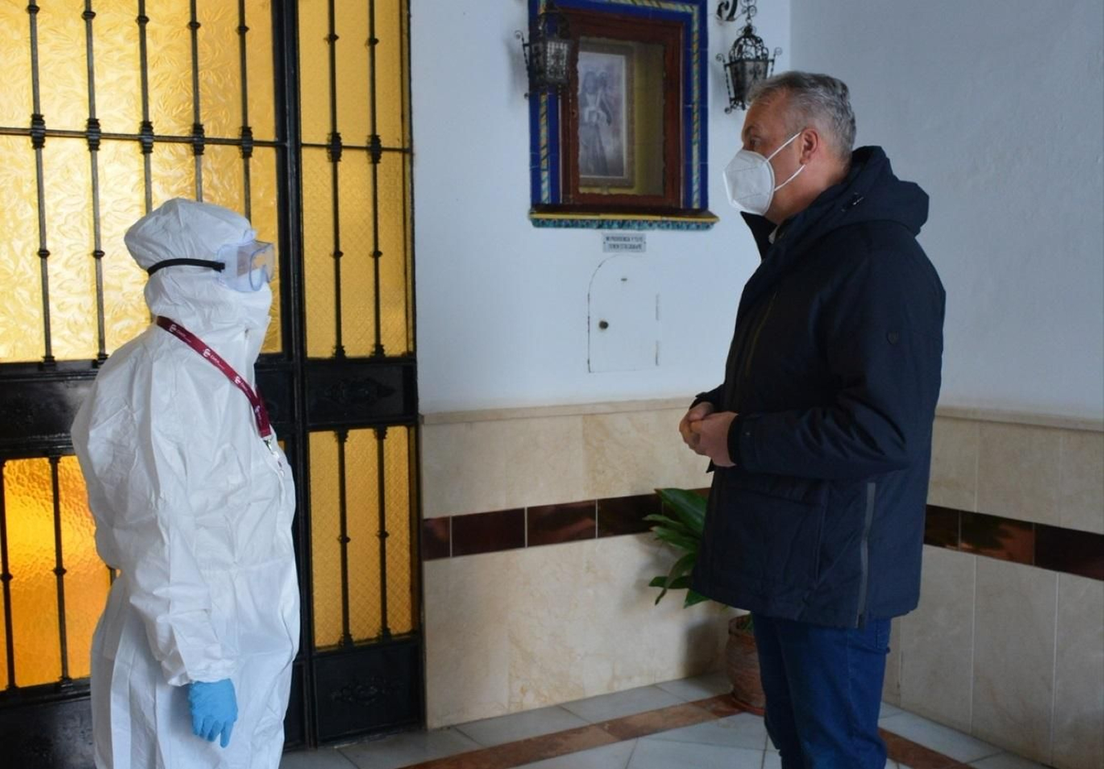 Juan Carlos Ruiz Boix conversa con un trabajador de la residencia de mayores.