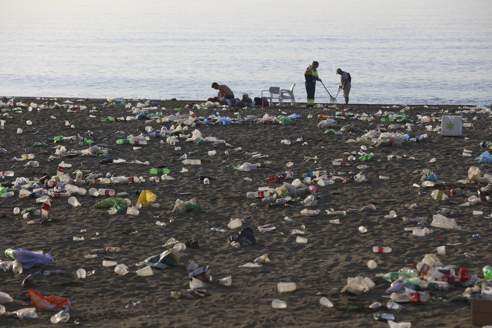 Las fotos de la basura en las playas de Málaga tras San Juan