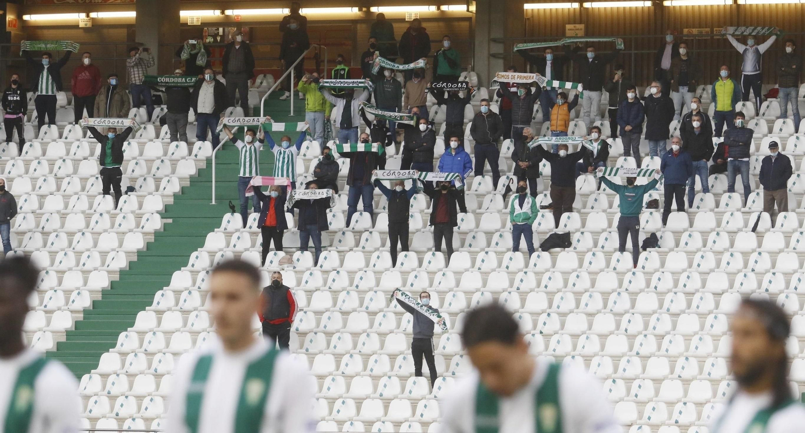 Aficionados del Córdoba CF cantan el himno antes de un encuentro de esta temporada.