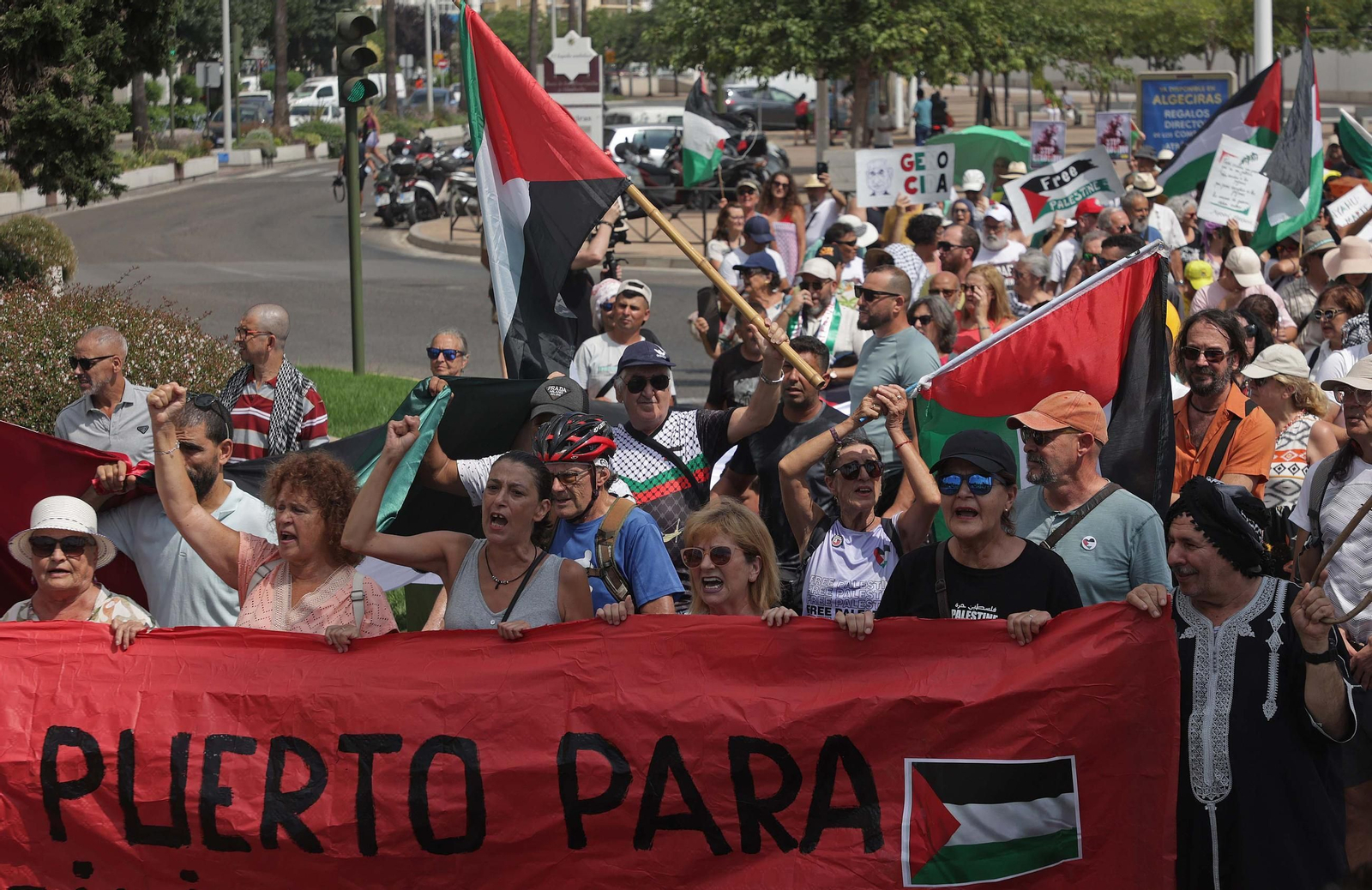 Fotos de la manifestación contra el uso del Puerto de Algeciras, para las operaciones de abastecimiento de Israel en la guerra con Gaza