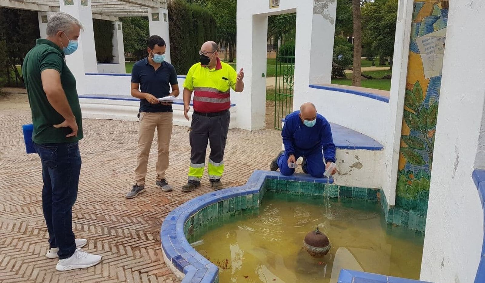 Daniel González Rojas, concejal y coordinador local de IU en la visita a las fuentes del Parque de María Luisa.