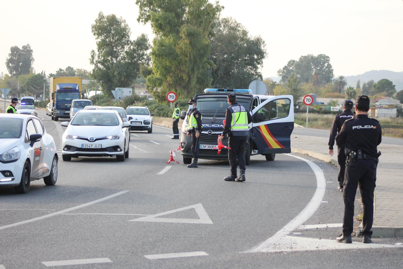 El control de la Policía a la salida de Córdoba, en fotografías