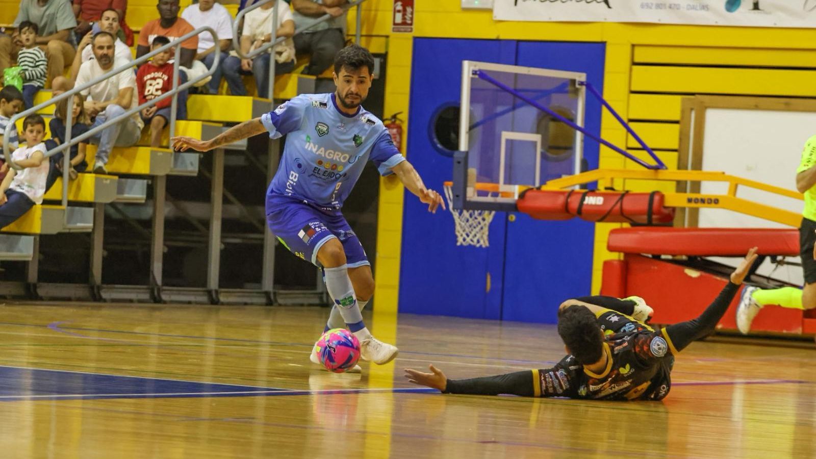 El brasileño Beto avanza con el balón ante la salida de un rival que terminó cayendo al suelo en una acción del encuentro.