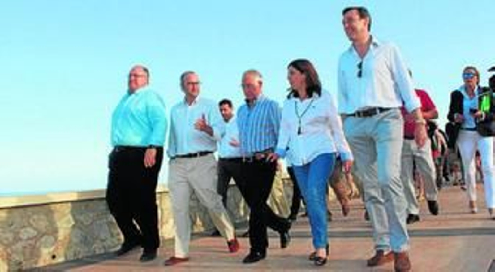 La alcaldesa de Mojácar, Rosa María Cano, pasea por las nuevas instalaciones junto a diferetes políticos del Partido Popular en la provincia.