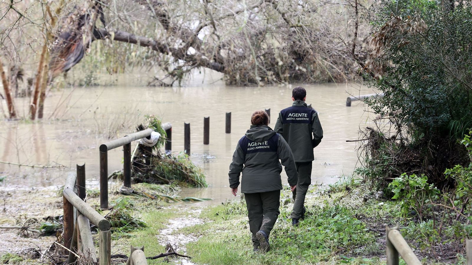 Dos agente de Medio Ambiente controlan el río Guadalete ayer a su paso por La Barca.
