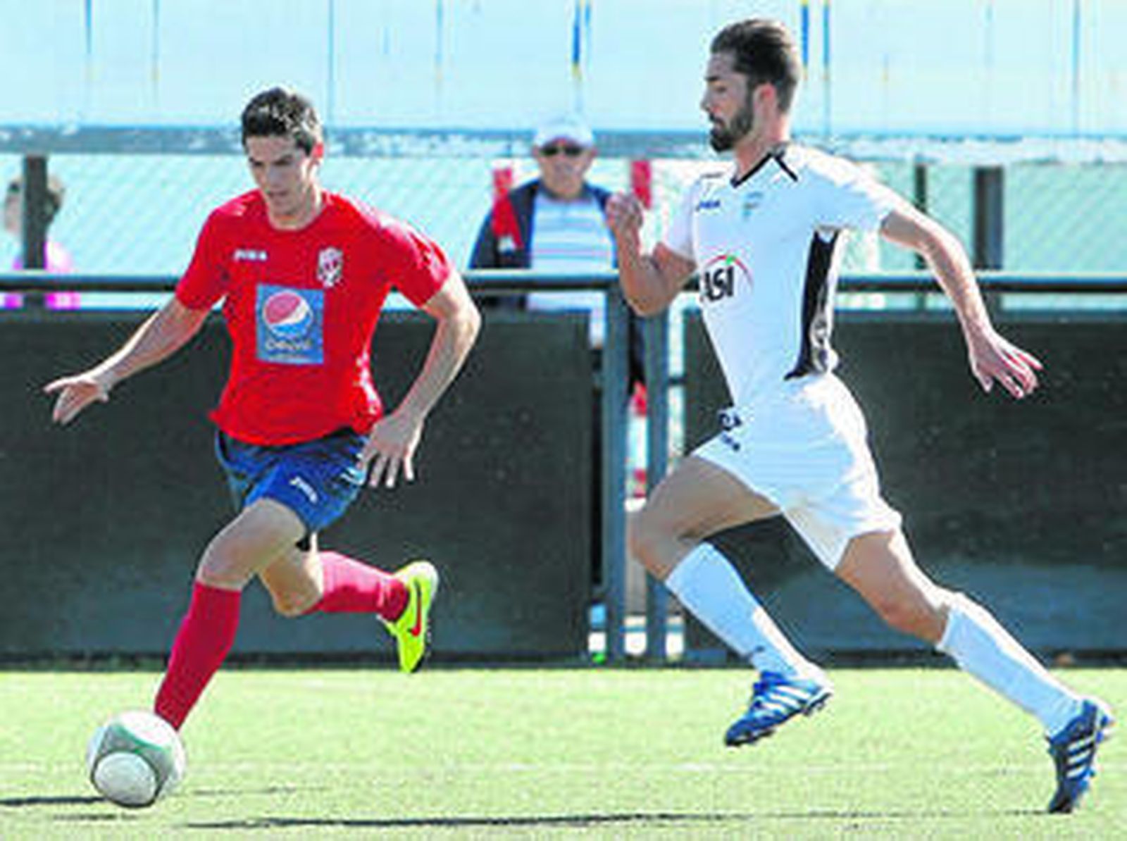 Un jugador de La Cañada persigue el esférico por el que también pugna un futbolista churrianero.