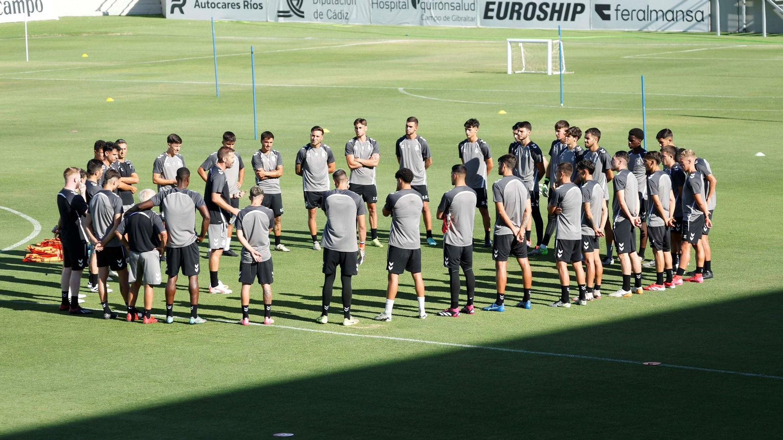David Sánchez se dirige a sus futbolistas durante una sesión preparatoria en el Ciudad de La Línea