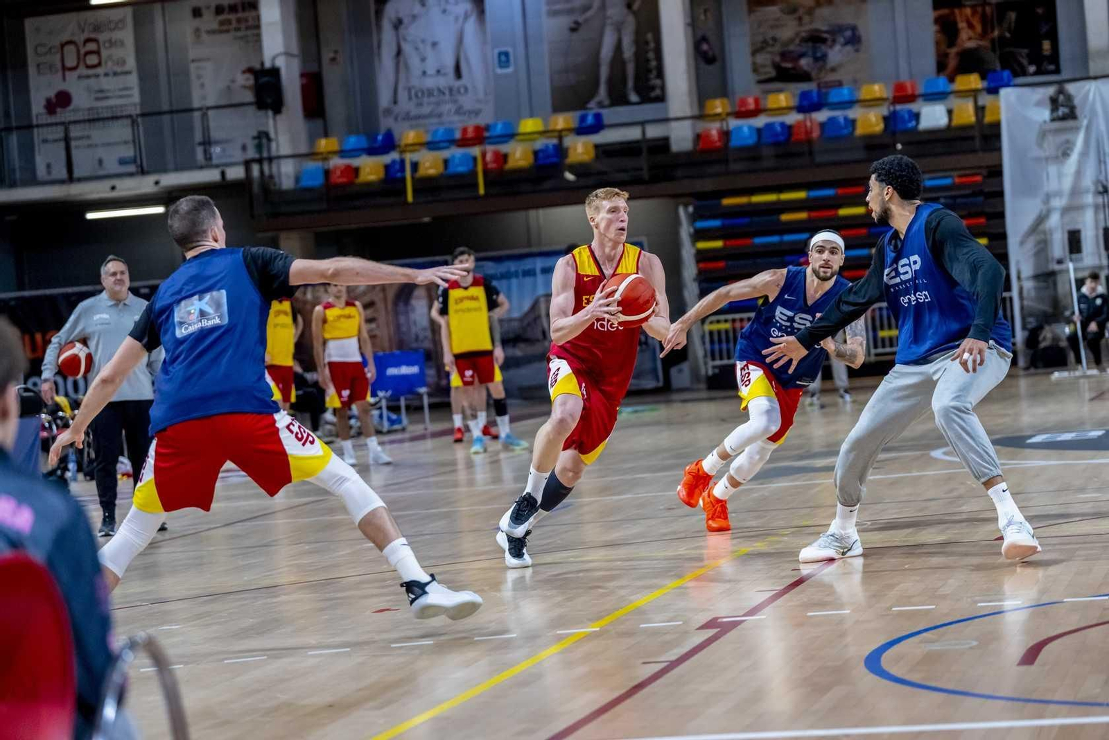 Alberto Díaz, Francis Alonso y Paco Aurioles, en la primera España de Chus Mateo