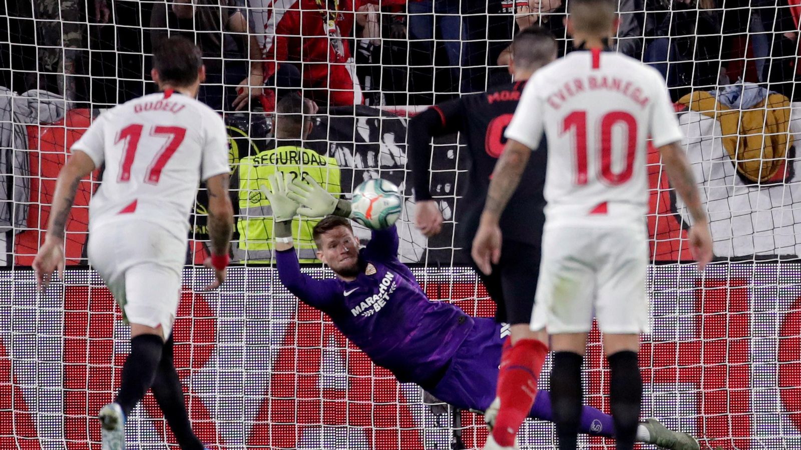 Tomáš Vaclík deteniendo un penalti a Diego Costa contra el Atlético de Madrid.