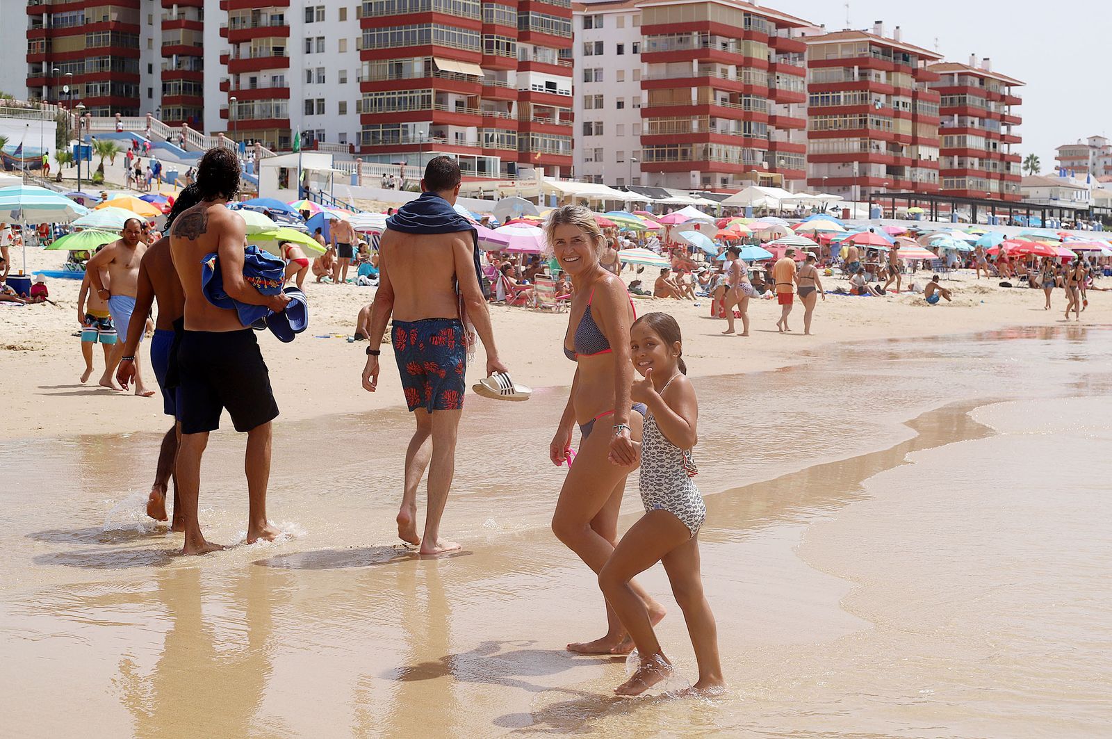 Imágenes del caluroso fin de semana en las playas de Huelva