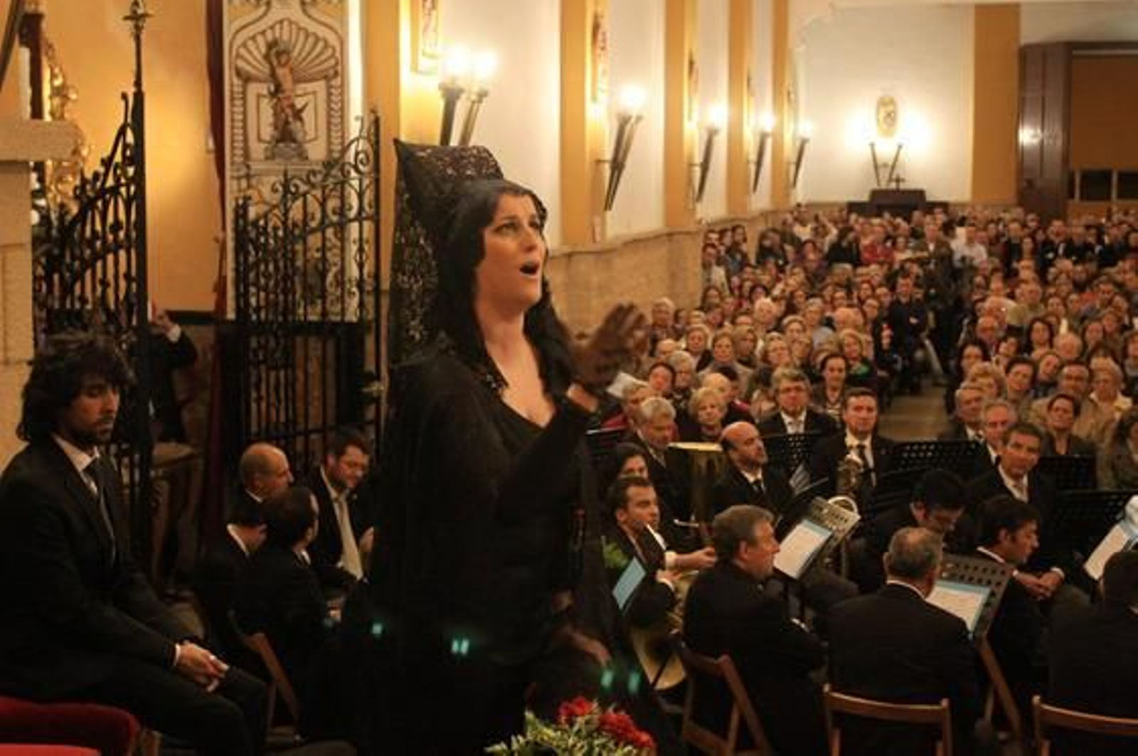 Arcángel, Argentina y Pepe 'El Marismeño' cantan la disertación del jefe de Cultura de 'Huelva Información', Eduardo Sugrañes. / Alberto Domínguez