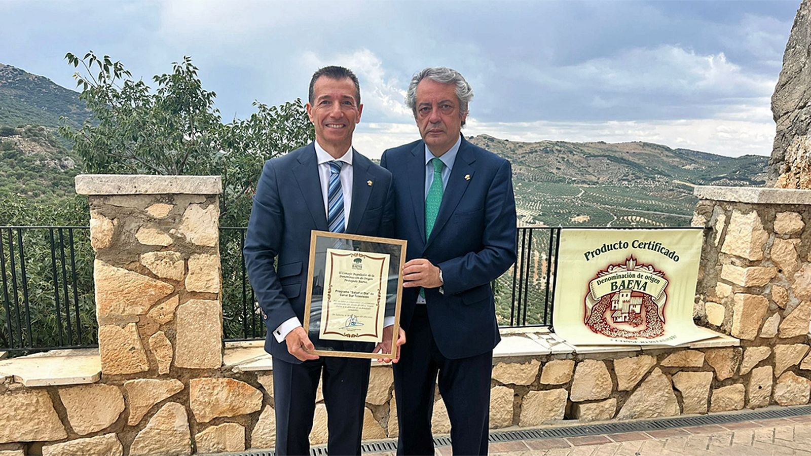 Roberto Sánchez con la distinción entregada en Zuheros