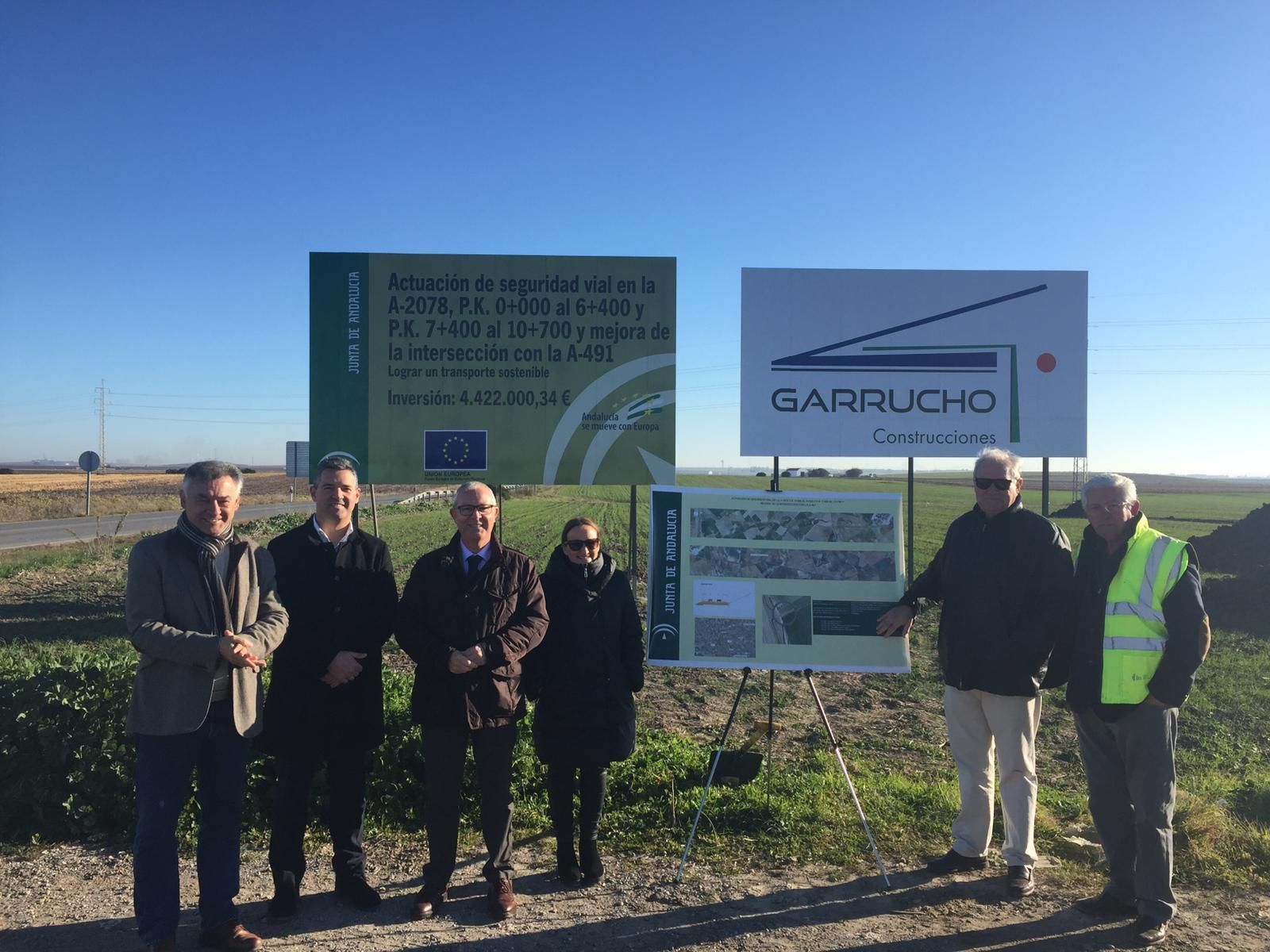 Los responsables de la Junta y el alcalde de Rota, en el inicio de la obra.