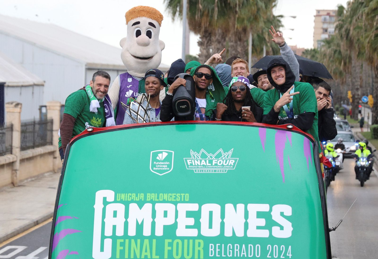 El Unicaja celebra en las calles de Málaga el título de la BCL