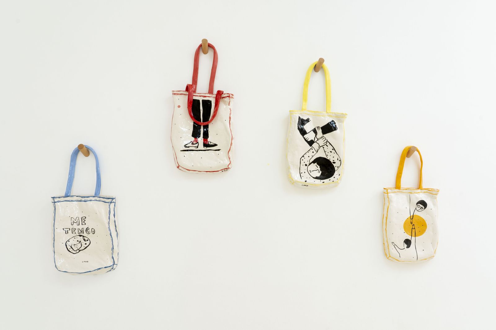Las bolsas de tela que Little recrea en cerámica.