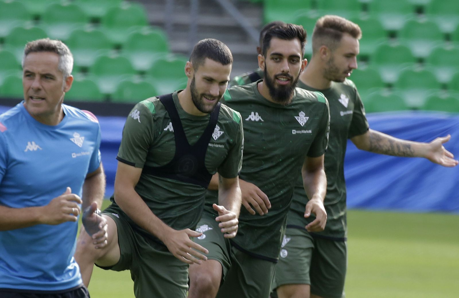 Borja Iglesias junto a Pedraza en un entrenamiento.