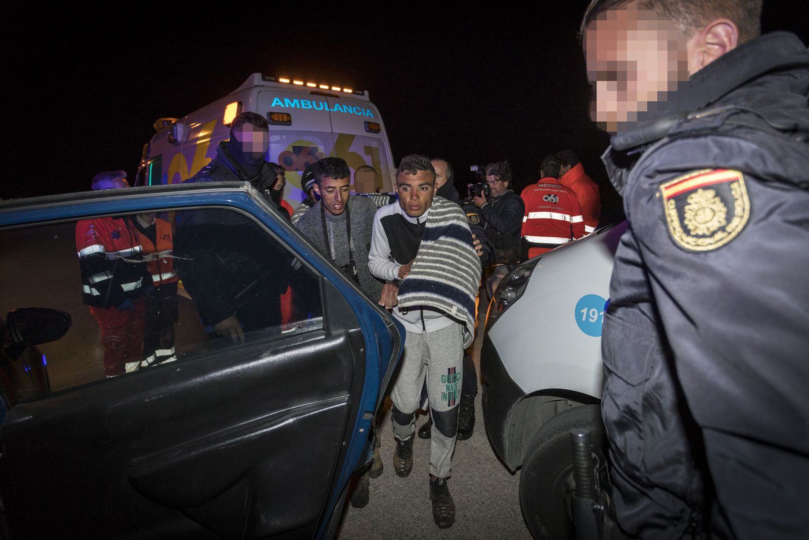 Inmigrantes llegados en una patera a la playa de Cortadura en la capital gaditana el pasado año.