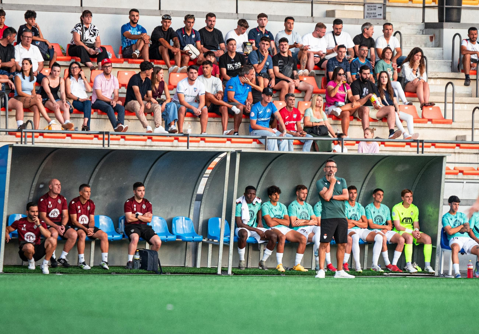 Manolo Herrero observa una acción durante el encuentro.