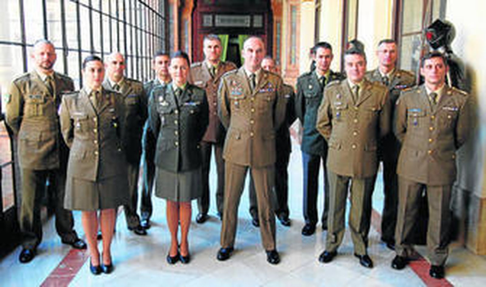 Los doce militares que el 9 de diciembre van a la Antártida. Álvaro Kromer, en el centro, entre la comandante Presa y el comandante Almagro.