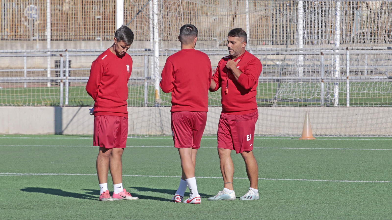 Fajardo, junto a parte de su cuerpo técnico en un entrenamiento en La Granja.