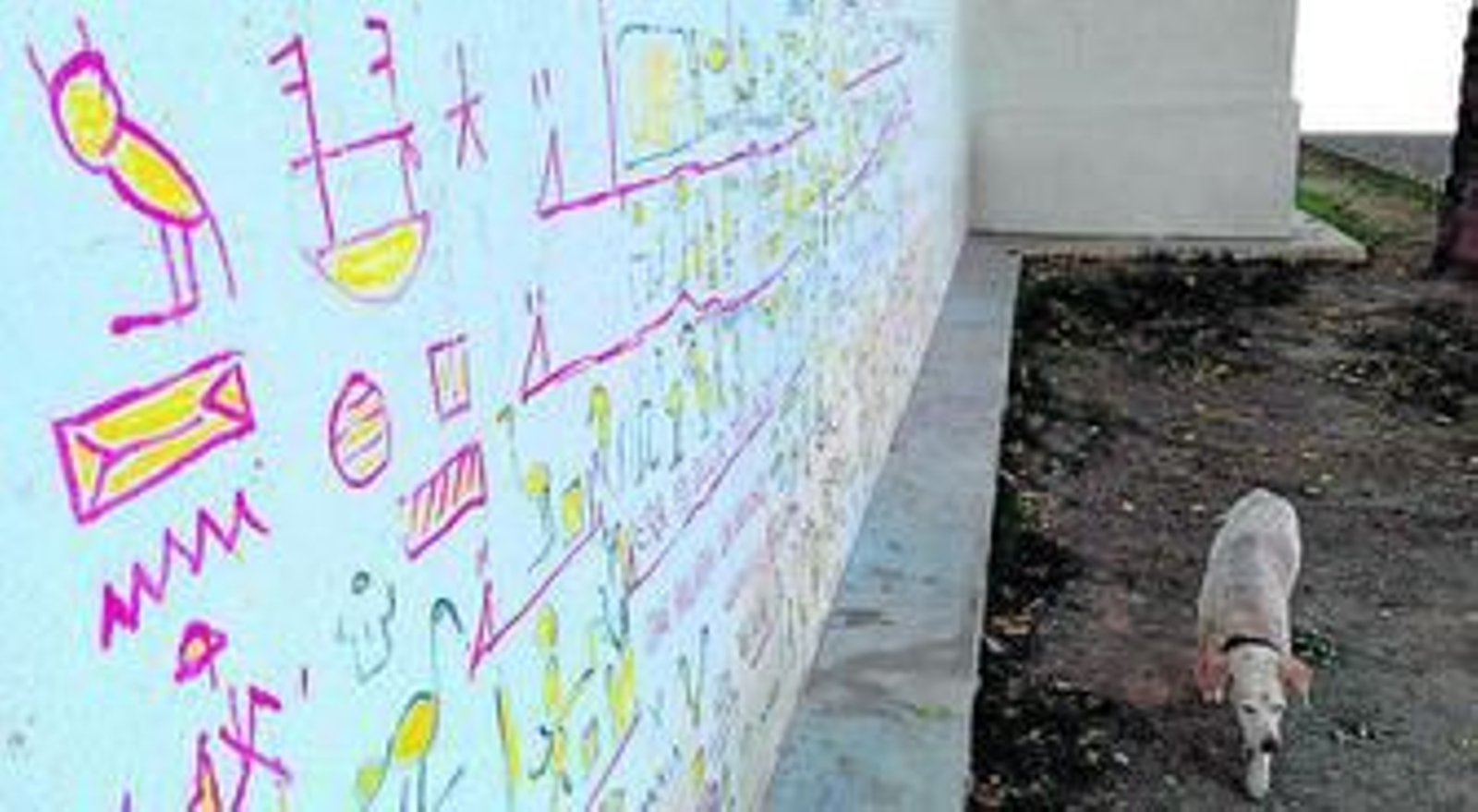 La fachada de la Iglesia de San Miguel apareció cubierta de dibujos jeroglíficos.