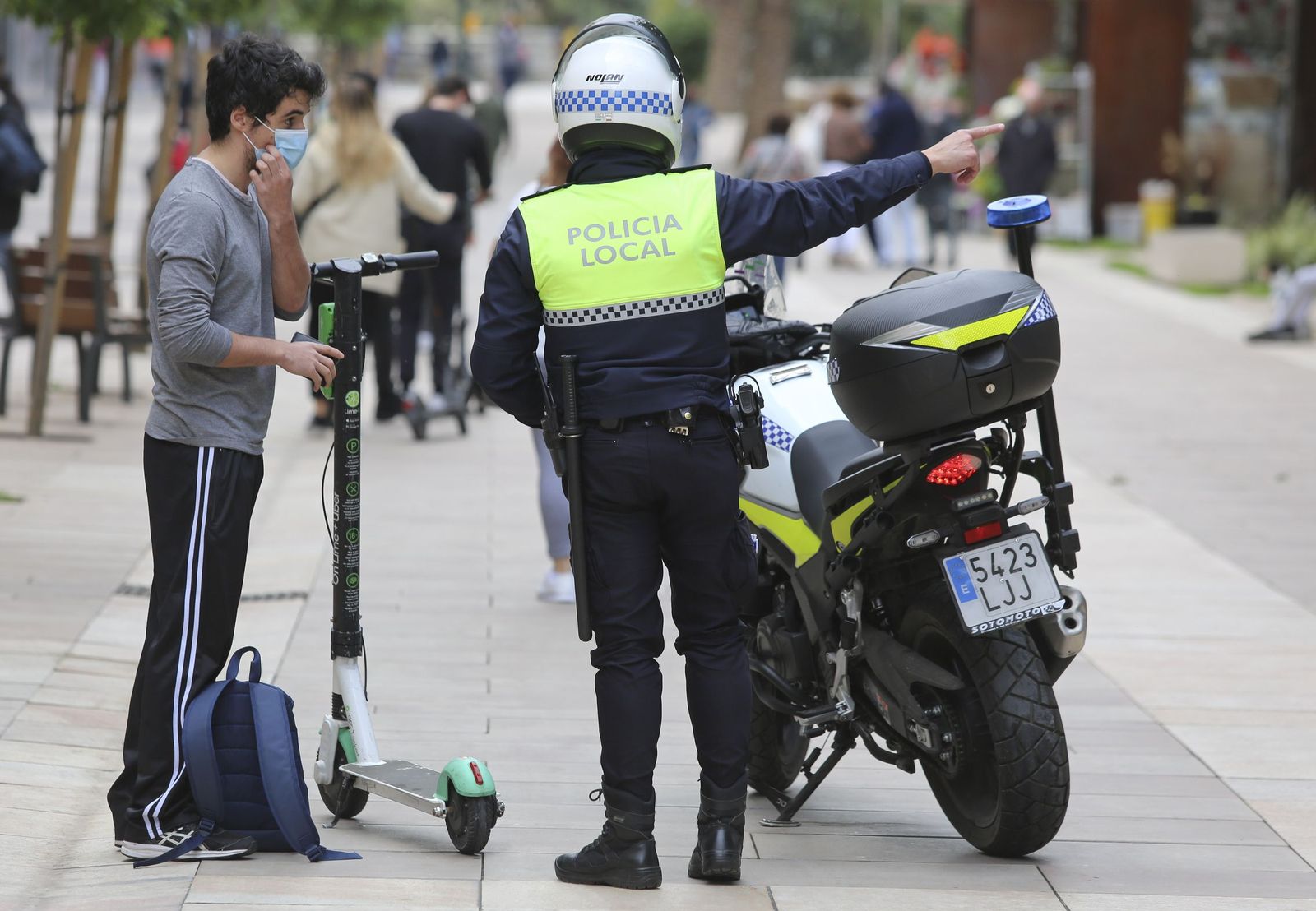 Agentes de la Policía Local controlan a un usuario de patinete eléctrico durante un operativo de vigilancia en una vía urbana, en una imagen que refleja los controles asociados a la nueva regulación de los VMP.