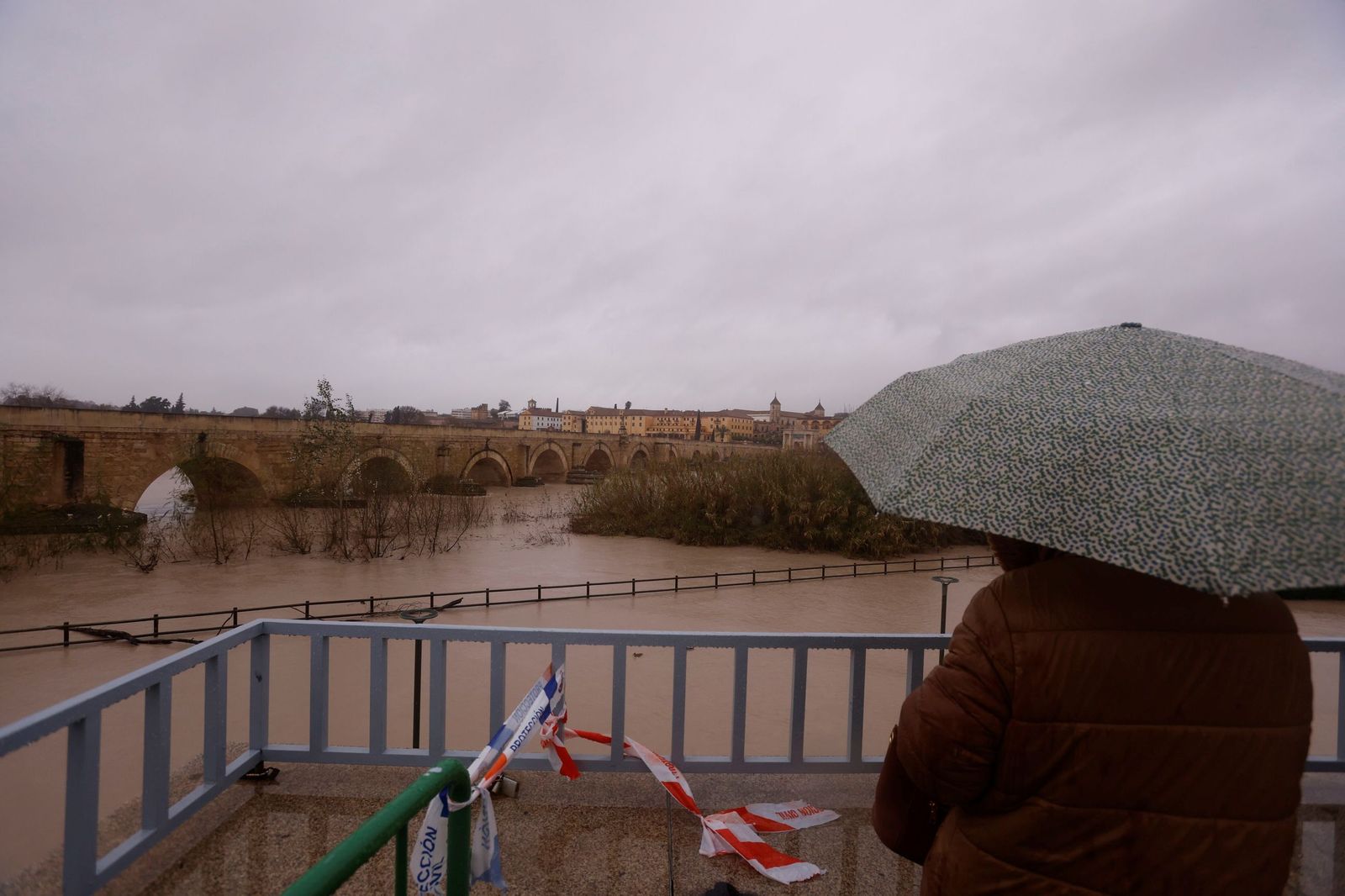 Así se muestra el río Guadalquivir a su paso por Córdoba a la espera de otra crecida