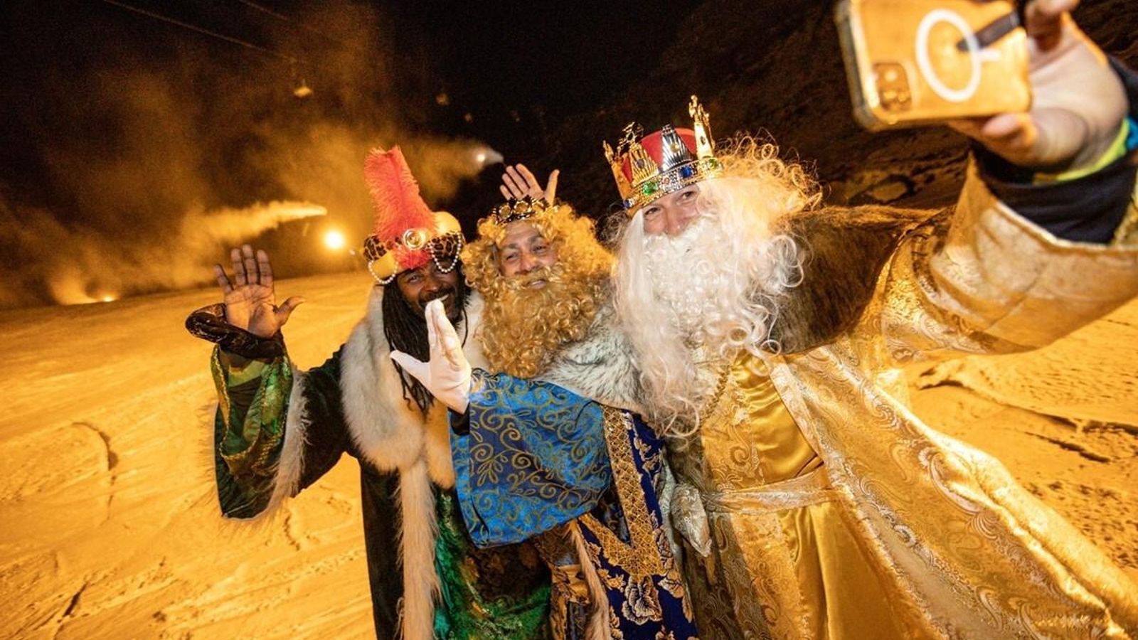 Los tres Reyes se hacen un selfie sobre la nieve de Sierra Nevada