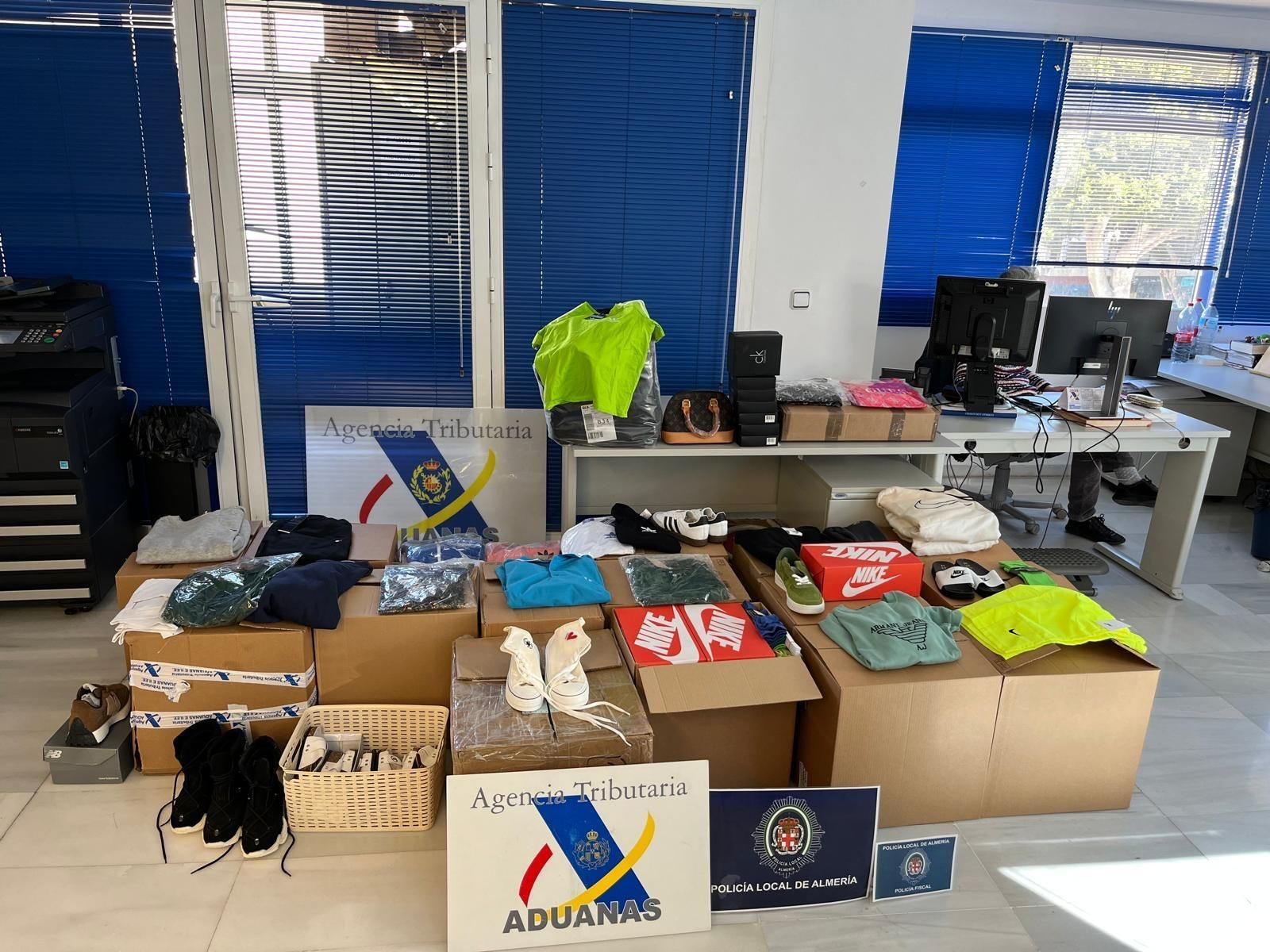 Productos incautados por agentes de Vigilancia Aduanera y Policía Local en el comercio de Retamar
