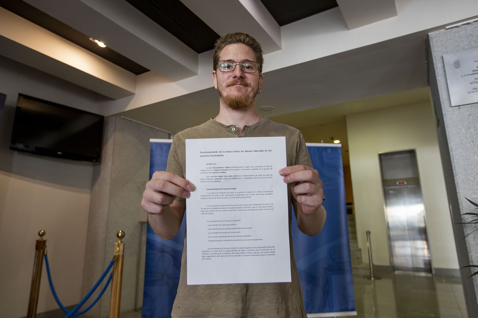 Ernesto Díaz muestra el documento con las normas de funcionamiento de la mesa de abusos laborales.