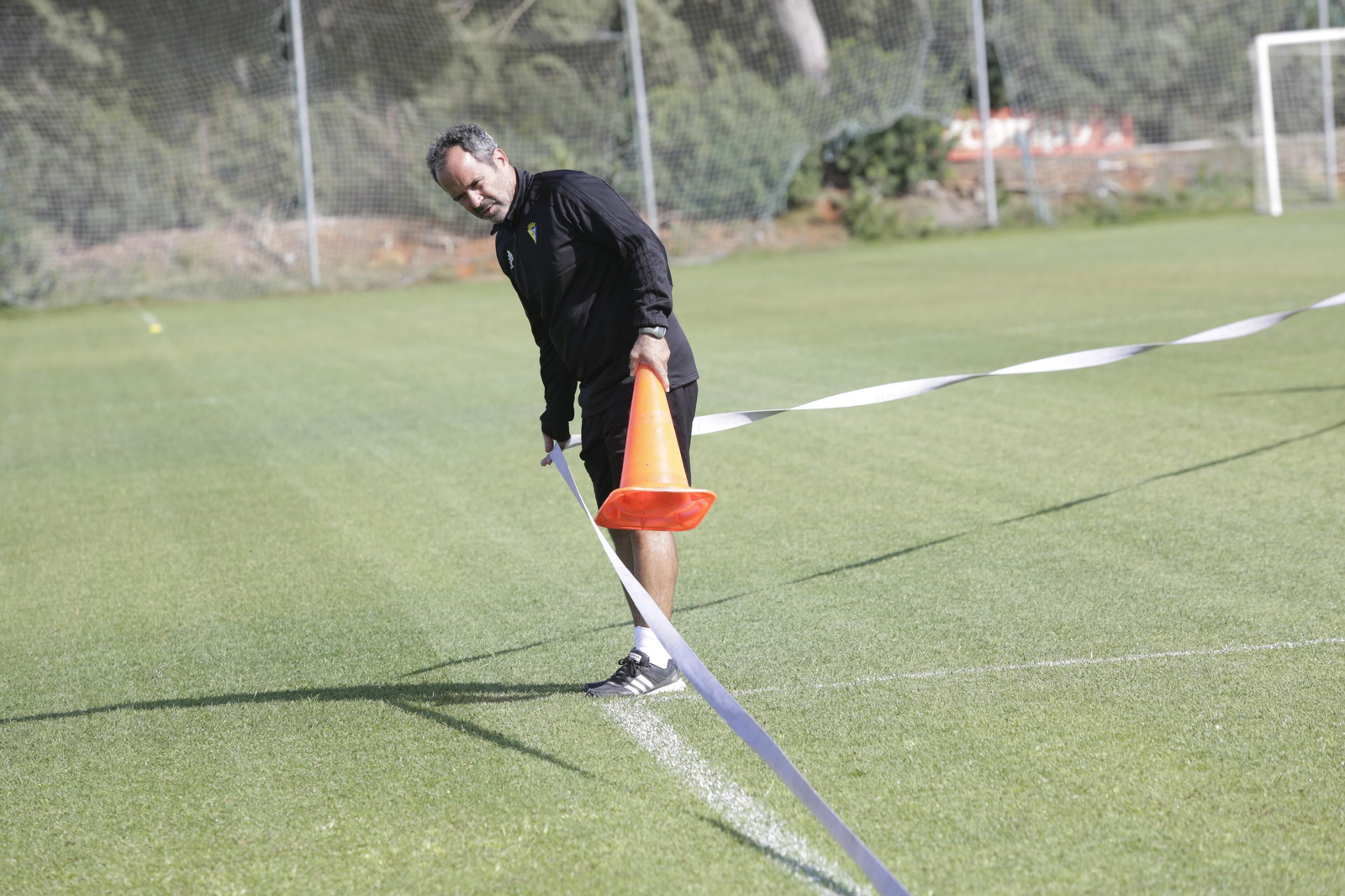 Álvaro Cervera coloca bien una cinta mientras sostiene un cono en El Rosal.