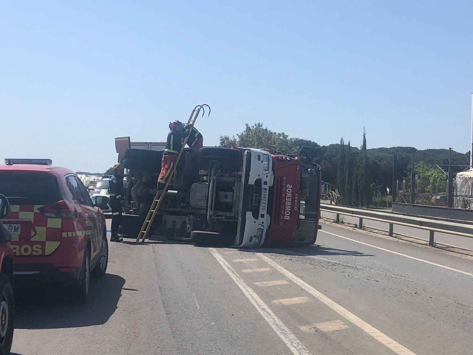 Imagen de la unidad del Consorcio de Bomberos en el accidente sufrido en Mazagón.