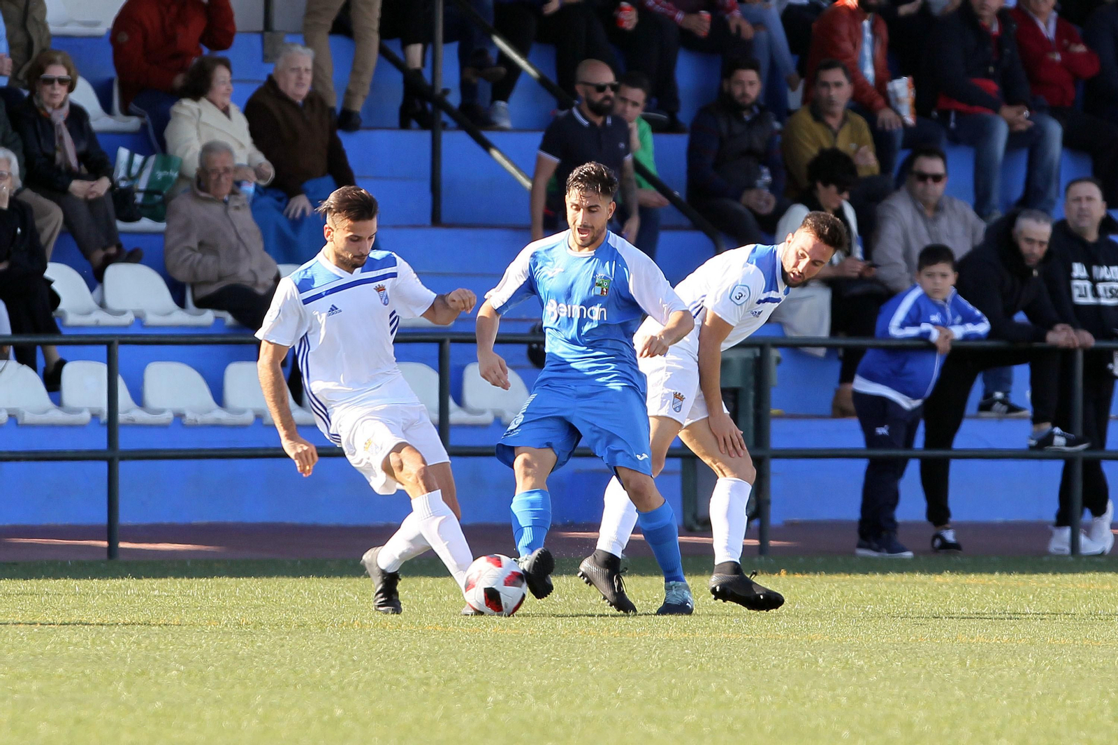 Parra y Gonzalo intentan frenar al guadalcacileño David Piñero.