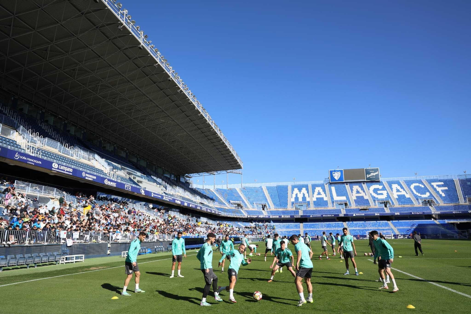 Búscate en las fotos del entrenamiento del Málaga abierto a la afición