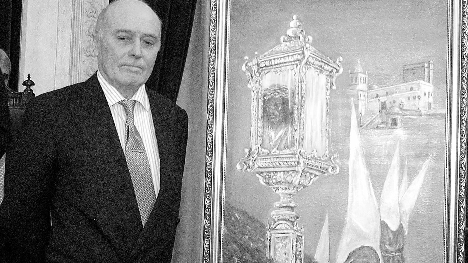 Juan Carlos Curado ante el cartel que pintó para anunciar la Semana Santa de Cádiz 2004.