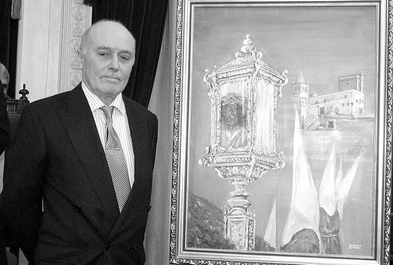 Juan Carlos Curado ante el cartel que pintó para anunciar la Semana Santa de Cádiz 2004.