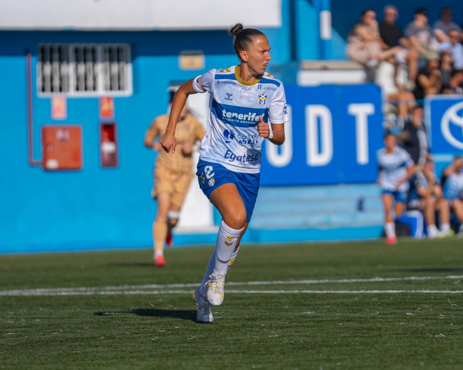 Cinta Rodríguez, embajadora de mayo de la entidad, durante un partido con Costa Adeje.