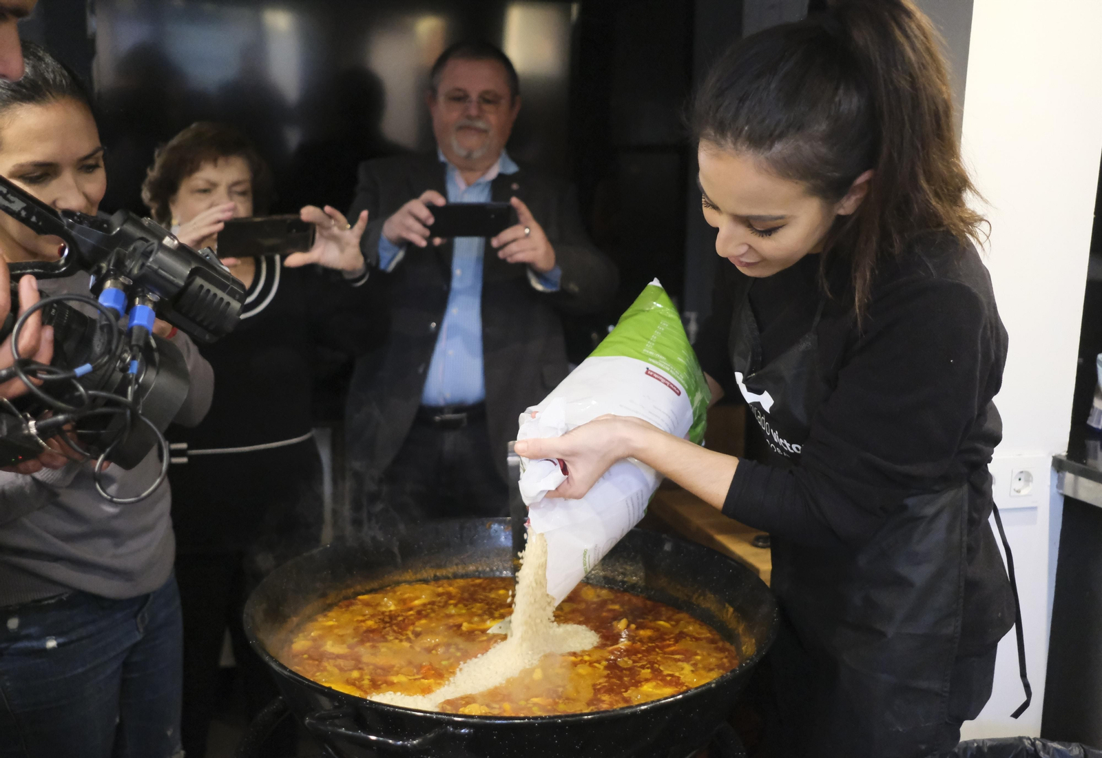 La jornada del perol cordobés en el Mercado Victoria, en imágenes