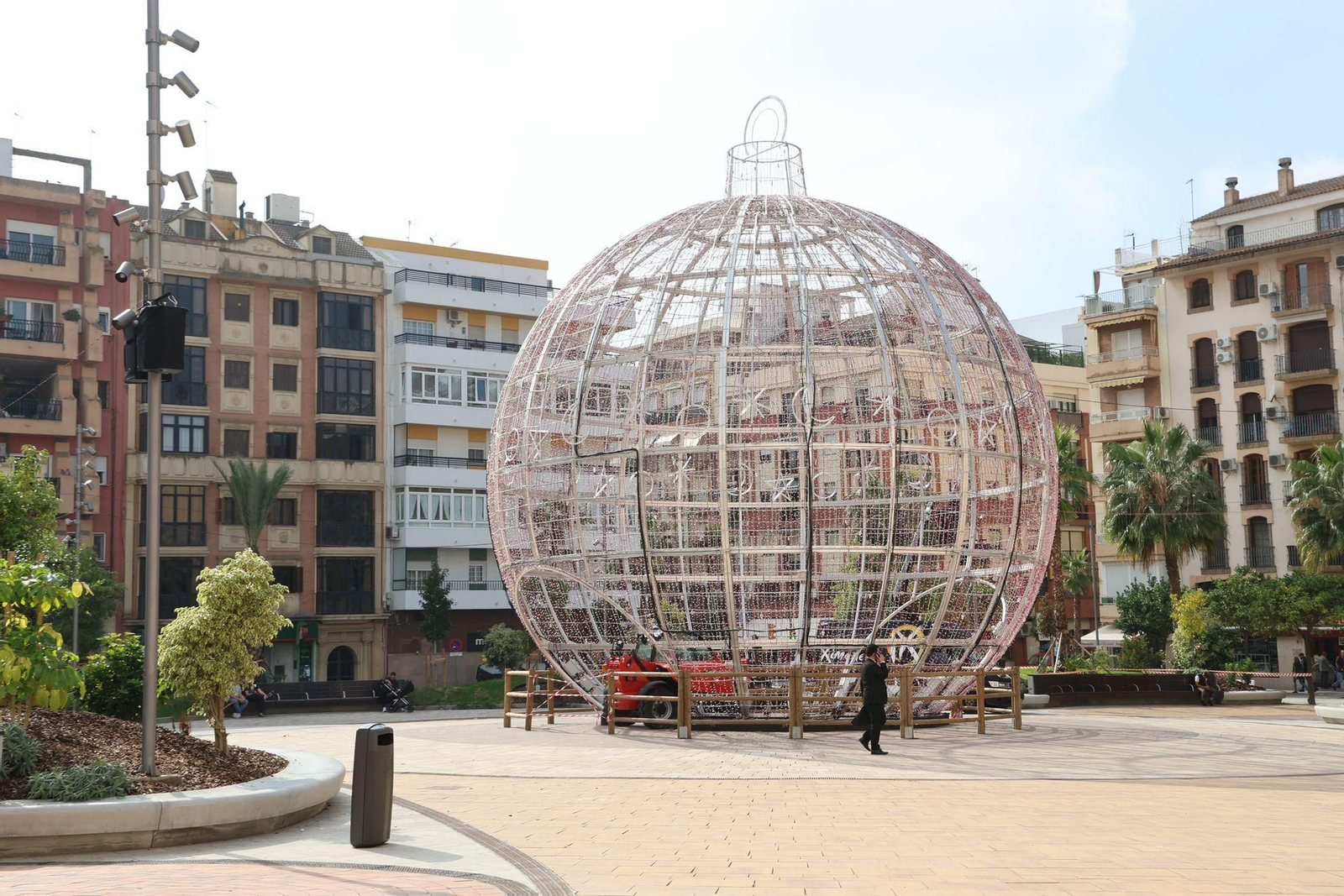 Enorme bola de Navidad instalada en la plaza de La Merced, en Huelva, en 2024.