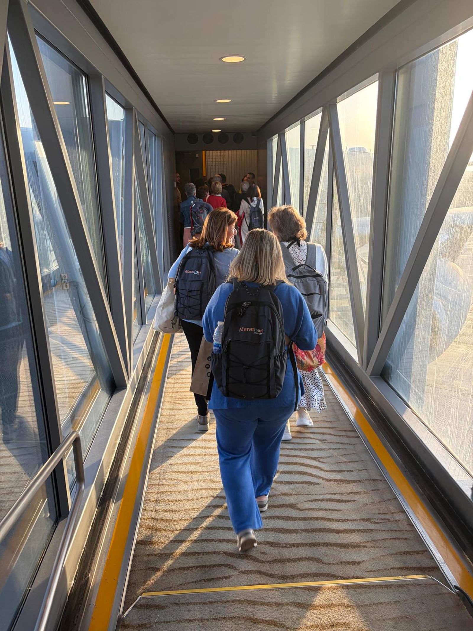 Los turistas cordobeses, cuando embarcaron en el avión militar.