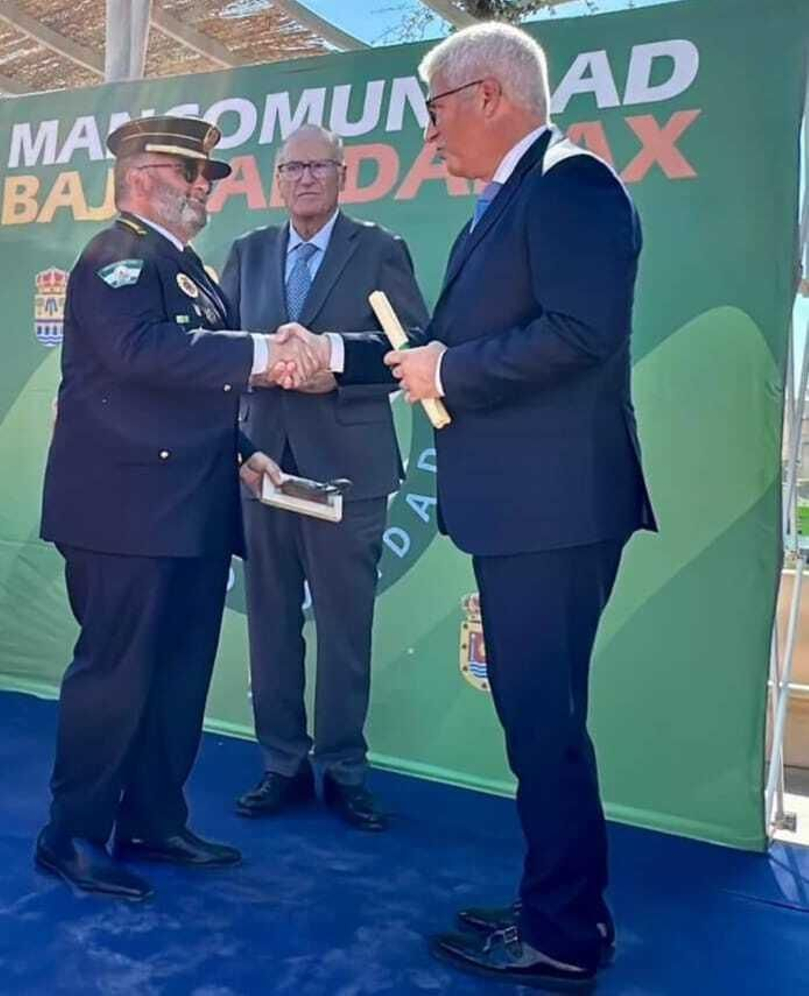 Joaquín Fernández recibiendo el premio de manos del alcalde Ismael Torres.