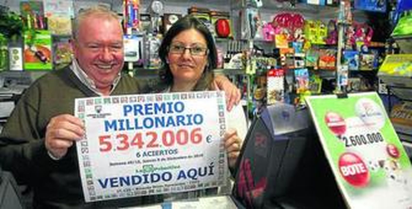 Ricardo y Eva Rivas regentan la administración de lotería en Los Porches.