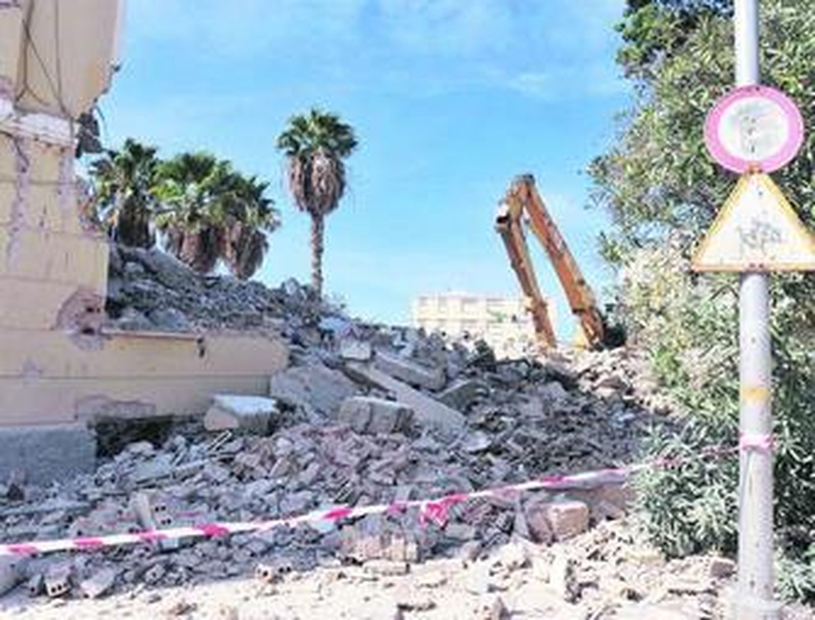 Aspecto que presenta la zona tras la demolición del bloque realizada por el Invifas.