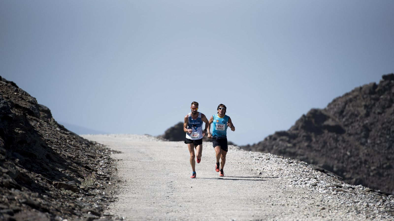 Dos corredores apuran sus fuerzas para terminar.