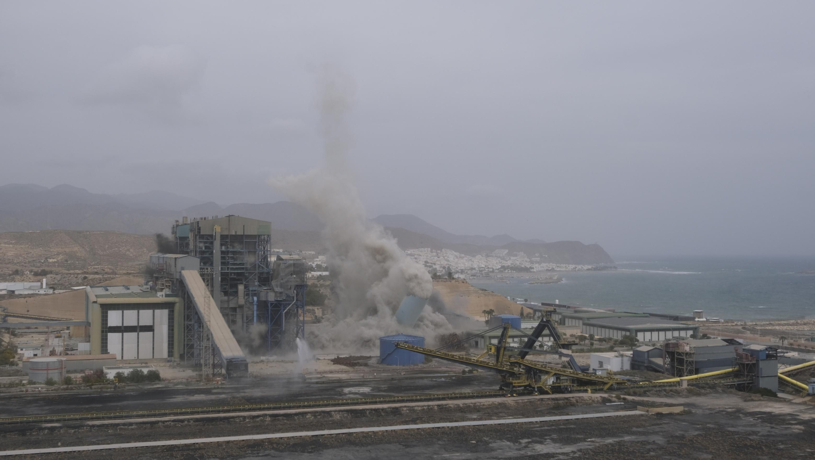 El derribo de la Torre Litoral de Endesa en Carboneras, en imágenes